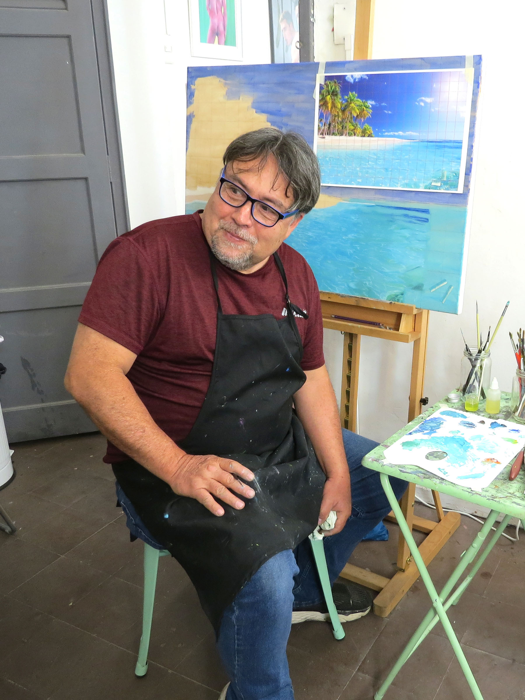 Alumno concentrado en detalles de su pintura